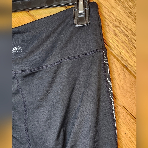 Calvin Klein Performance Wick Black Medium Leggings with White Floral Design - Picture 7 of 11